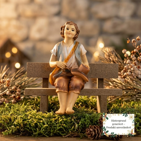 Handbemalte Krippenfigur Junge sitzend inkl. Bank, ca. 9 cm, K 001-28